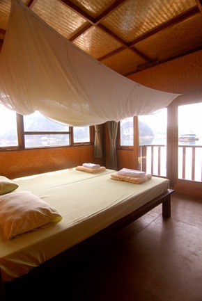 A standard double room on a houseboat in Lake Khao Laem