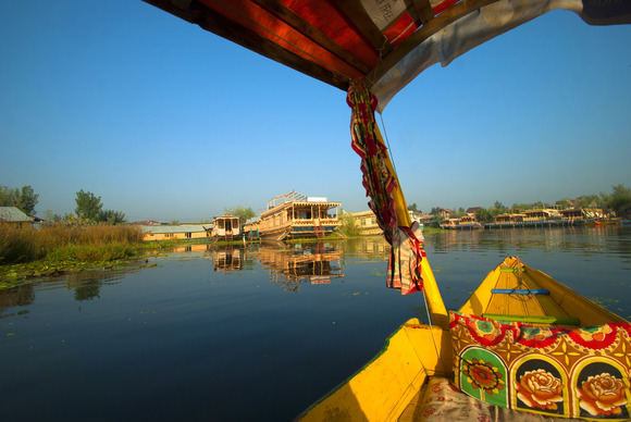 beautiful-scenic-view-of-dal-lake-jammu-and-kashm-2021-12-10-19-08-51-utc (1)