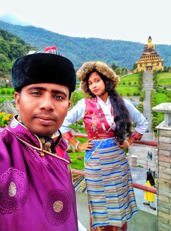 kho-or-bakhu-is-a-traditional-dress-worn-by-bhutia-2022-11-16-16-43-02-utc (1)